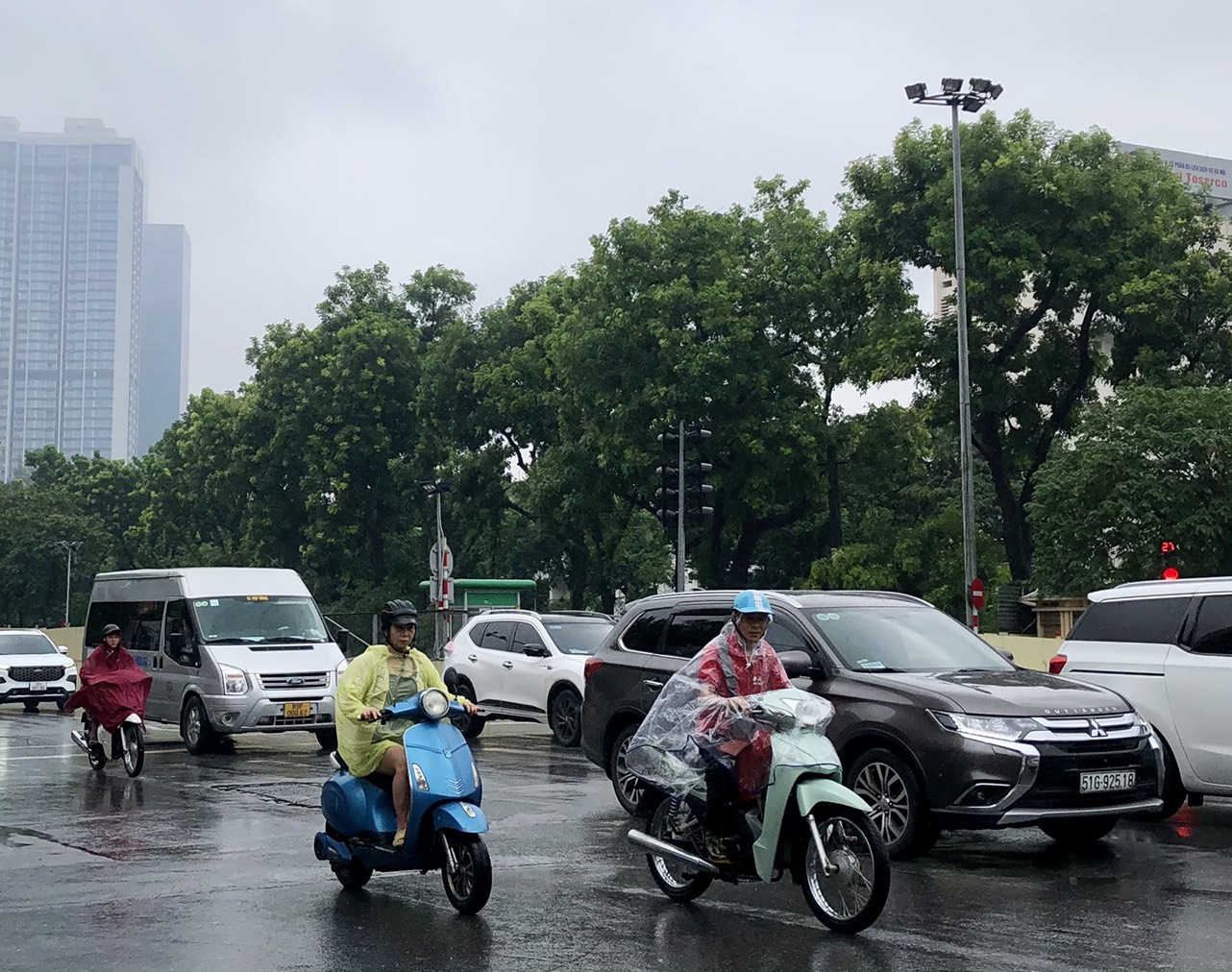 Miền Bắc mưa lớn, miền Trung nắng nóng