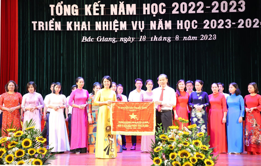 Đẩy mạnh ứng dụng công nghệ thông tin vào quá trình quản lý, giảng dạy và học tập