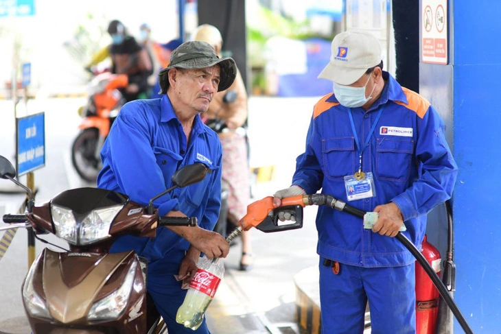 Tăng lần thứ 4 liên tiếp, xăng RON95-III vượt ngưỡng 24 600 đồng lít