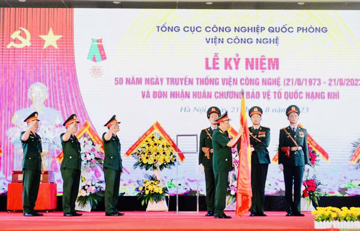 Viện Công nghệ đón nhận Huân chương Bảo vệ Tổ quốc hạng Nhì