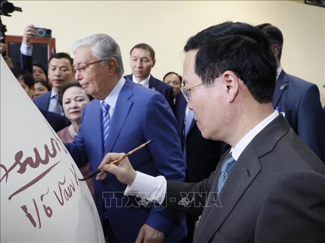 Chủ tịch nước Võ Văn Thưởng và Tổng thống Kazakhstan tham quan Làng gốm Chu Đậu