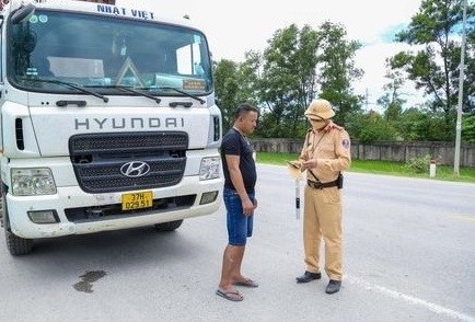 Kiểm soát, phát hiện và xử lý nghiêm xe ô tô kinh doanh vận tải khách vi phạm