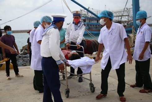Tập trung đào tạo, nâng cao chất lượng và khả năng cung ứng dịch vụ y tế biển, đảo