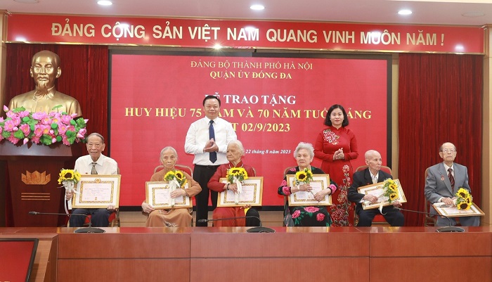 Hà Nội Hơn 9 600 đảng viên được tặng Huy hiệu Đảng dịp 2 9