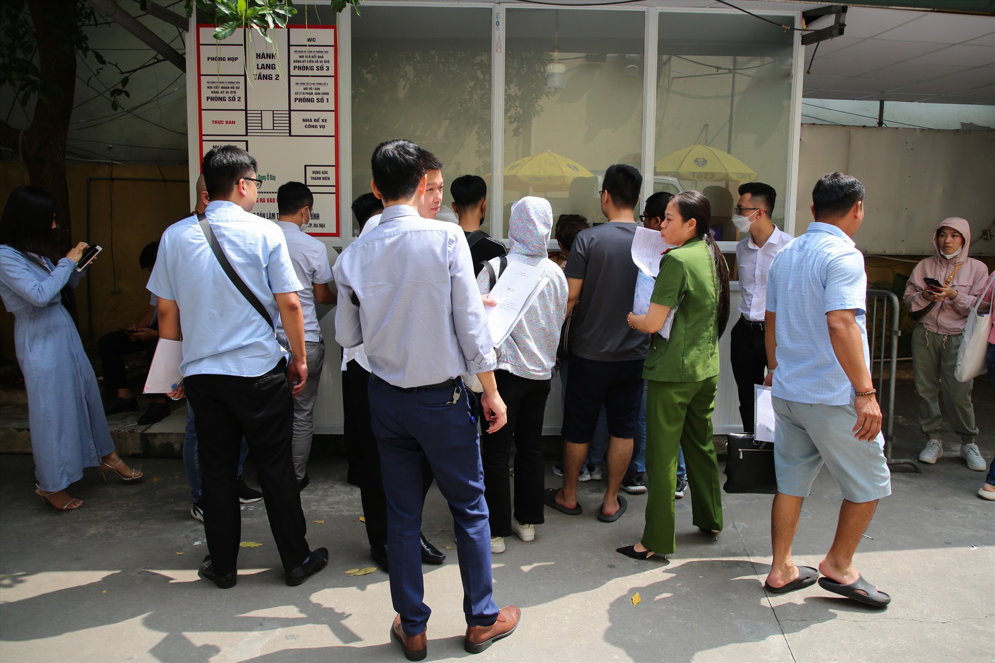 “Vật vã” sang tên xe