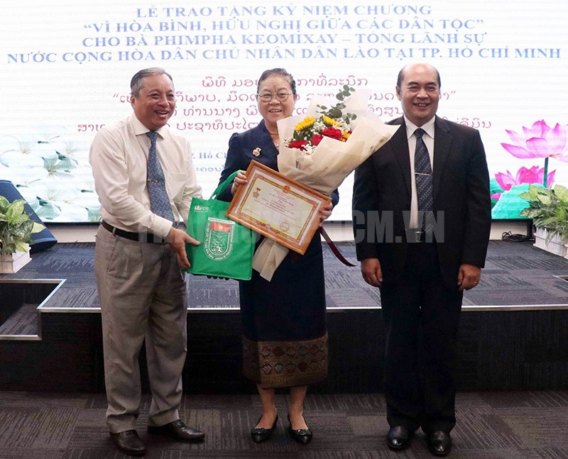 Trao Kỷ niệm chương “Vì hòa bình, hữu nghị giữa các dân tộc” tặng Tổng Lãnh sự Lào