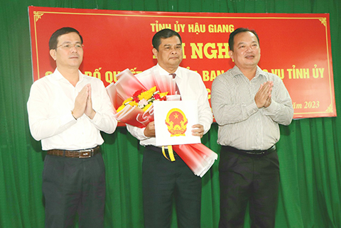 Hậu Giang công bố quyết định về công tác cán bộ