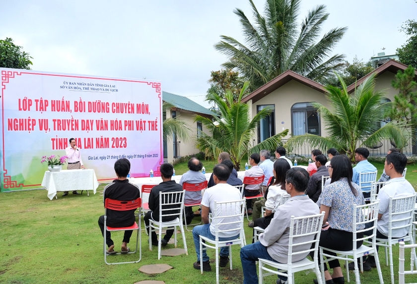 Bồi dưỡng chuyên môn, nghiệp vụ, truyền dạy văn hóa phi vật thể cho nghệ nhân Bahnar