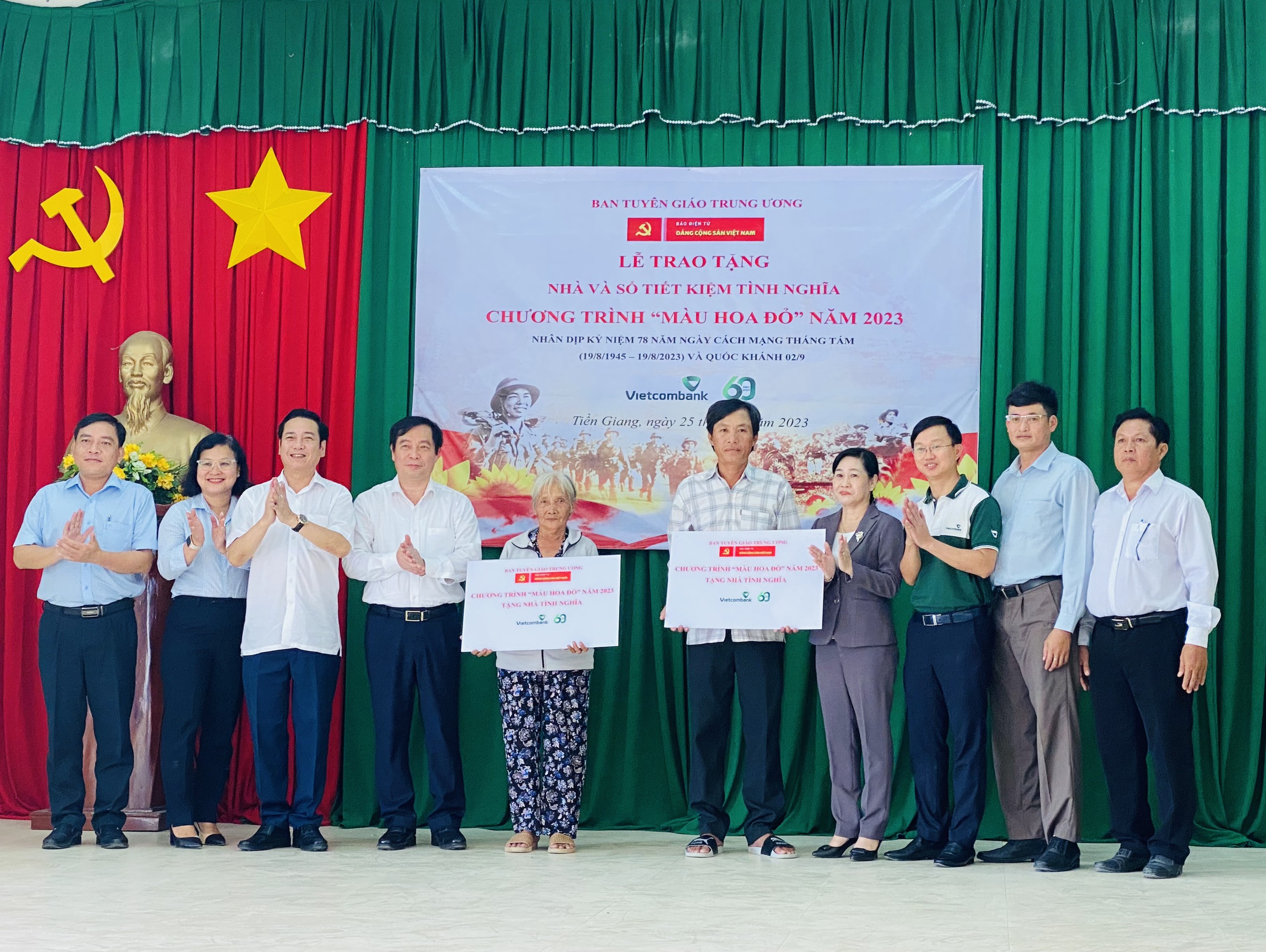 Chương trình “Màu hoa đỏ” trao tặng nhà và sổ tiết kiệm tình nghĩa tại Tiền Giang
