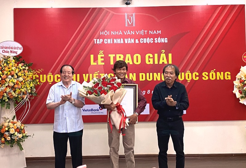 Trao giải cuộc thi viết “Chân dung cuộc sống”
