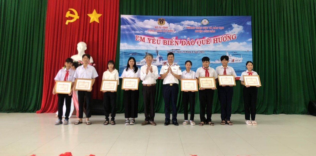Trao giải cuộc thi “Em yêu biển đảo quê hương” cho học sinh Côn Đảo