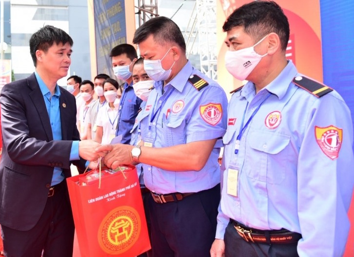 Tiếp tục hỗ trợ người lao động mất việc, giảm giờ làm