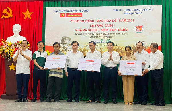 Chương trình “Màu hoa đỏ” trao tặng nhà và sổ tiết kiệm tình nghĩa tại Hậu Giang