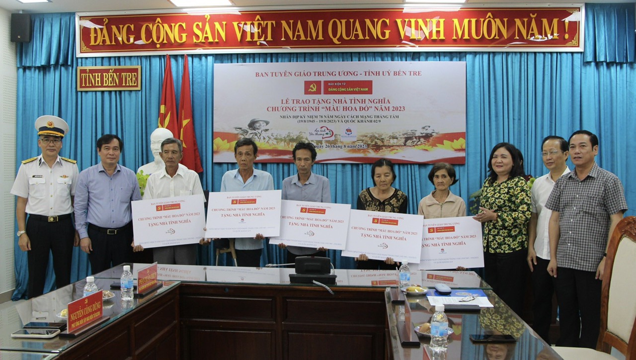Chương trình “Màu hoa đỏ” trao tặng kinh phí xây dựng 5 nhà tình nghĩa tại Bến Tre
