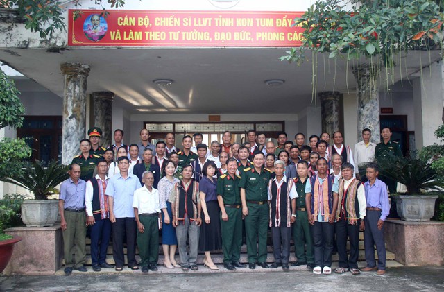 Kon Tum Gặp mặt già làng, trưởng thôn tiêu biểu thực hiện nhiệm vụ quốc phòng