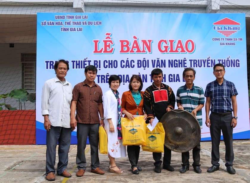 Gia Lai Bàn giao 18 bộ cồng chiêng cho các đội văn nghệ truyền thống