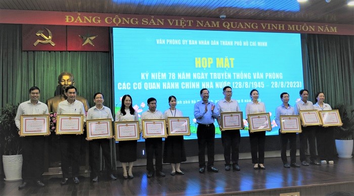 Cán bộ Văn phòng không ngừng thi đua thực hiện thắng lợi nhiệm vụ