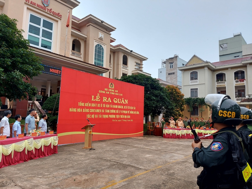 Công an tỉnh Gia Lai tổ chức ra quân cao điểm tổng kiểm soát xe ô tô và xử lý vi phạm