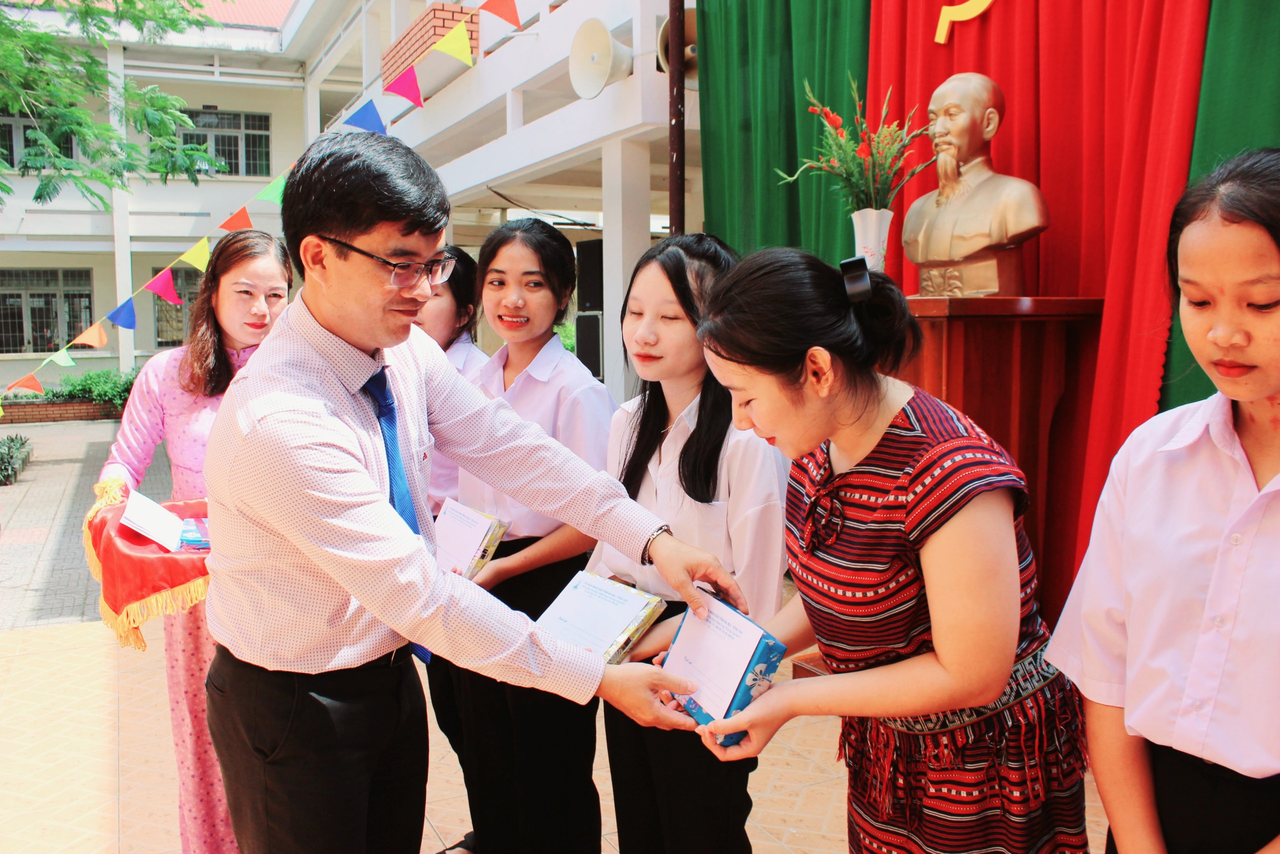 Nội dung, mức chi đào tạo dự bị đại học, đại học và sau đại học