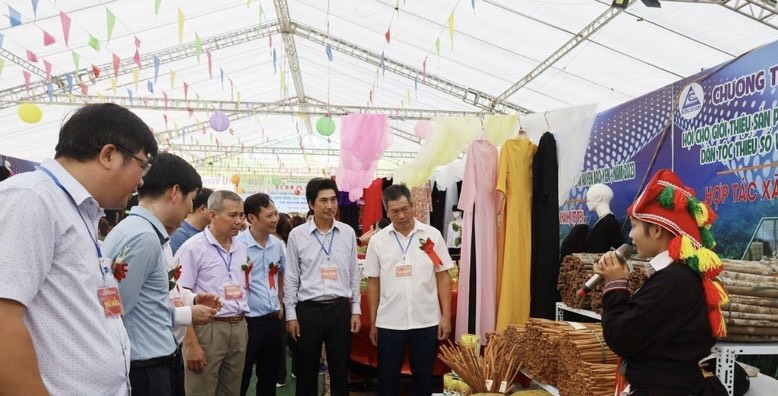 Lào Cai Khai mạc Hội chợ giới thiệu sản phẩm vùng đồng bào DTTS MN