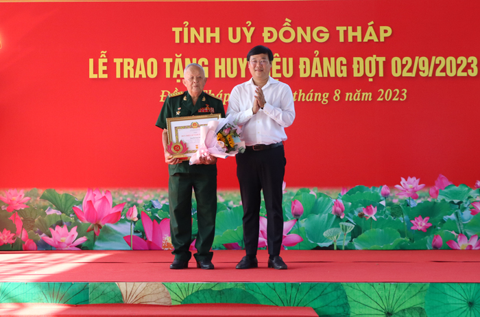 Đồng Tháp trao tặng Huy hiệu Đảng cho đảng viên lão thành