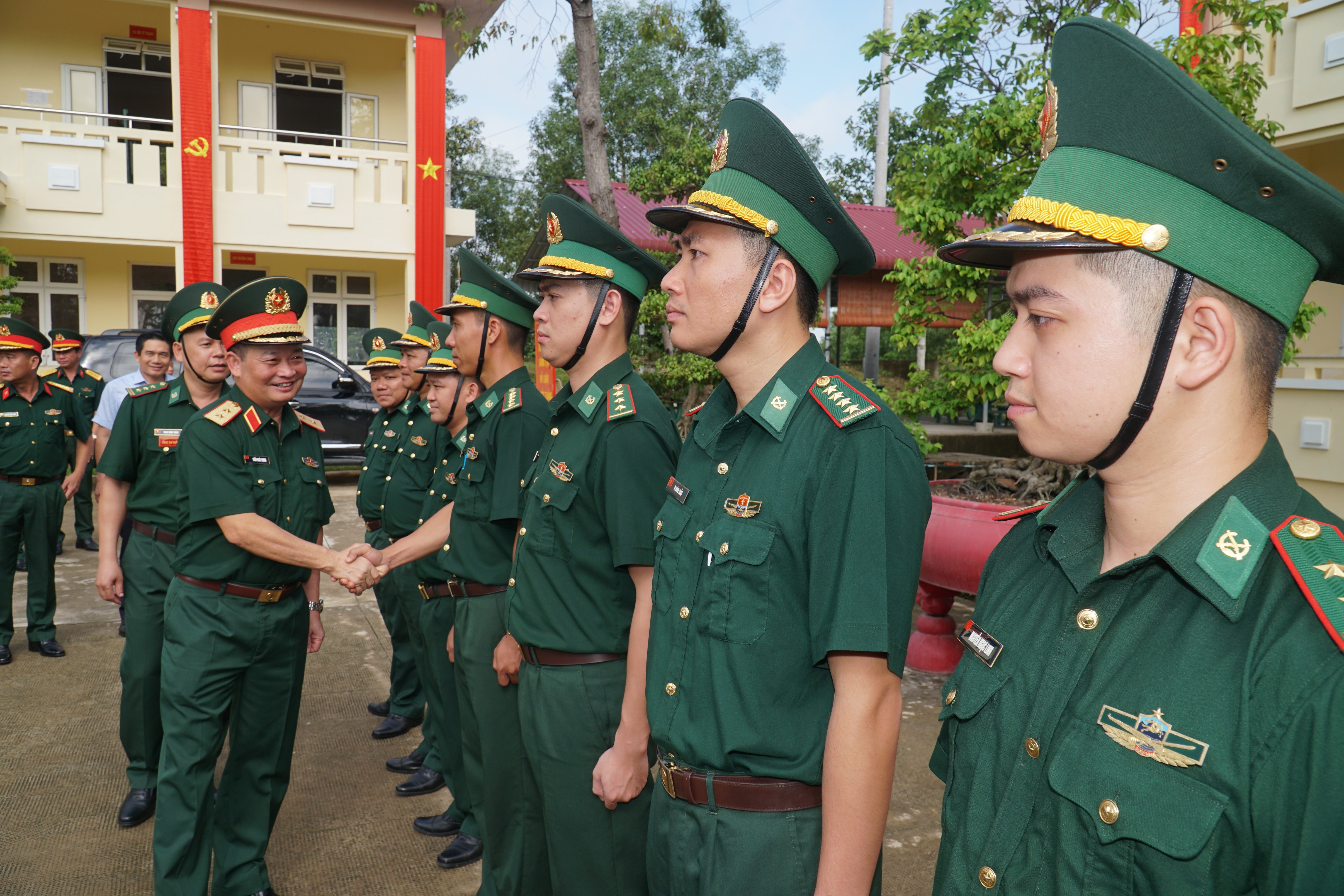 Bộ Tư lệnh Quân khu 7 thăm, tặng quà tại tỉnh Long An