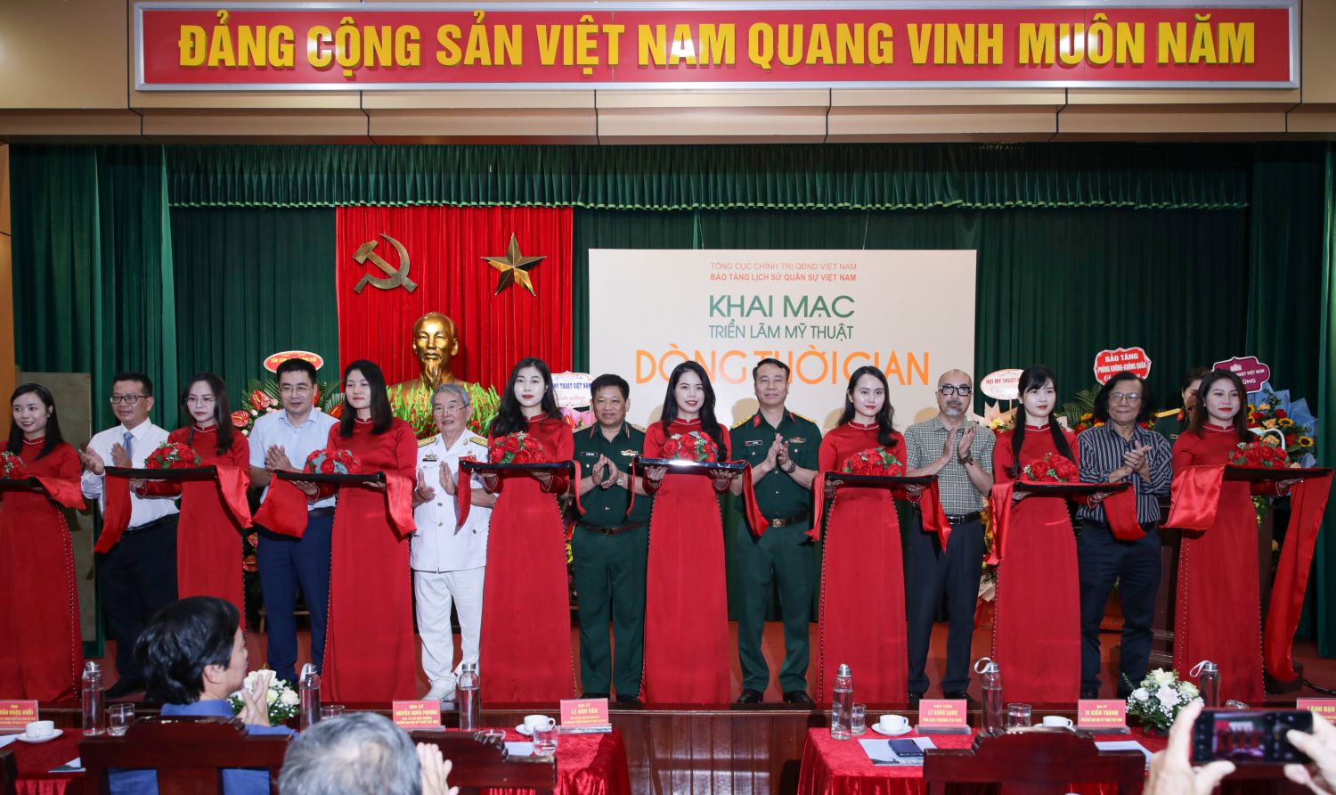 Khai mạc Triển lãm mỹ thuật “Dòng thời gian”