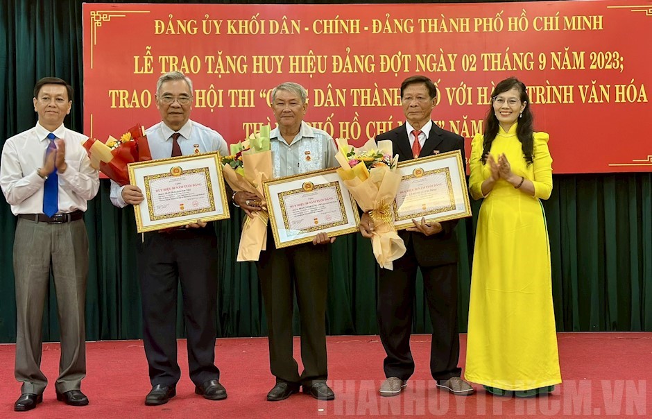 Đảng ủy Khối Dân - Chính - Đảng TP Hồ Chí Minh trao tặng Huy hiệu Đảng đợt 2 9