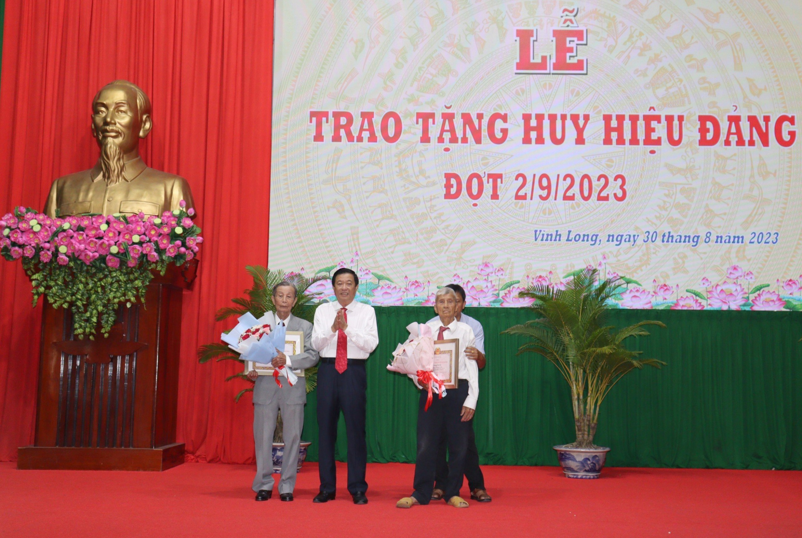 Vĩnh Long trao tặng Huy hiệu Đảng đợt 2 9