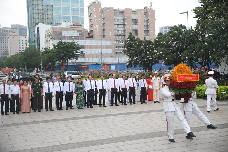 Đoàn đại biểu TP Hồ Chí Minh dâng hương tưởng niệm Chủ tịch Hồ Chí Minh