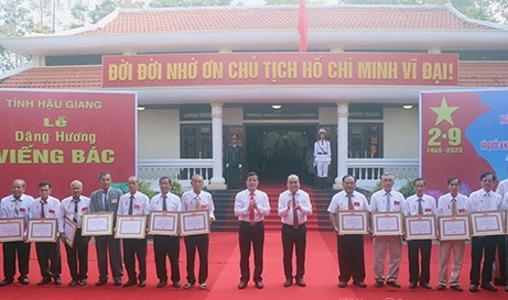 Hậu Giang Dâng hương tưởng niệm Bác và trao Huy hiệu Đảng dịp 2 9