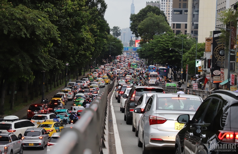 Kẹt xe kéo dài tại các cửa ngõ thành phố lớn trước kỳ nghỉ Lễ