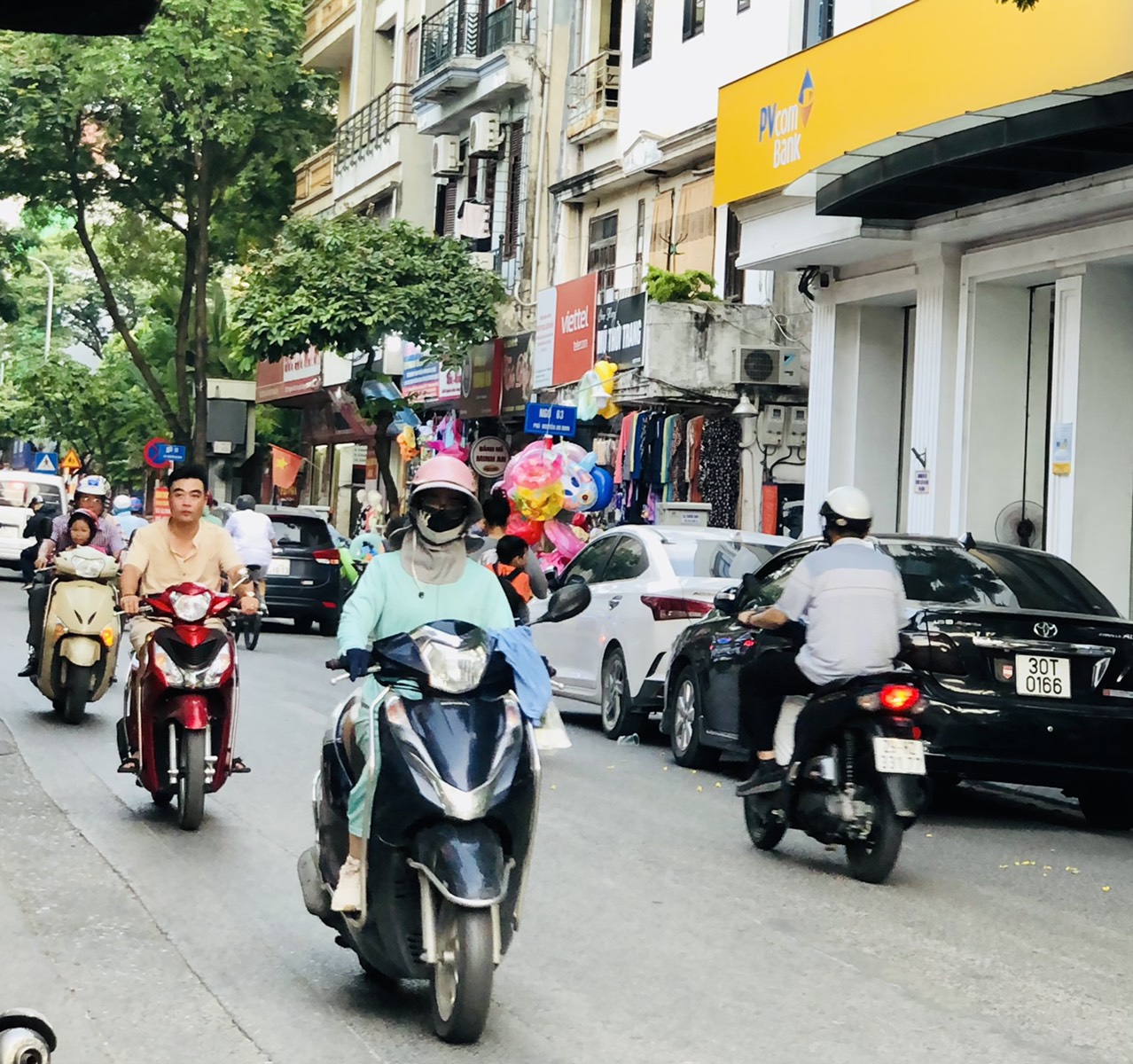Miền Bắc trời nắng, miền Nam mưa dông vào chiều tối