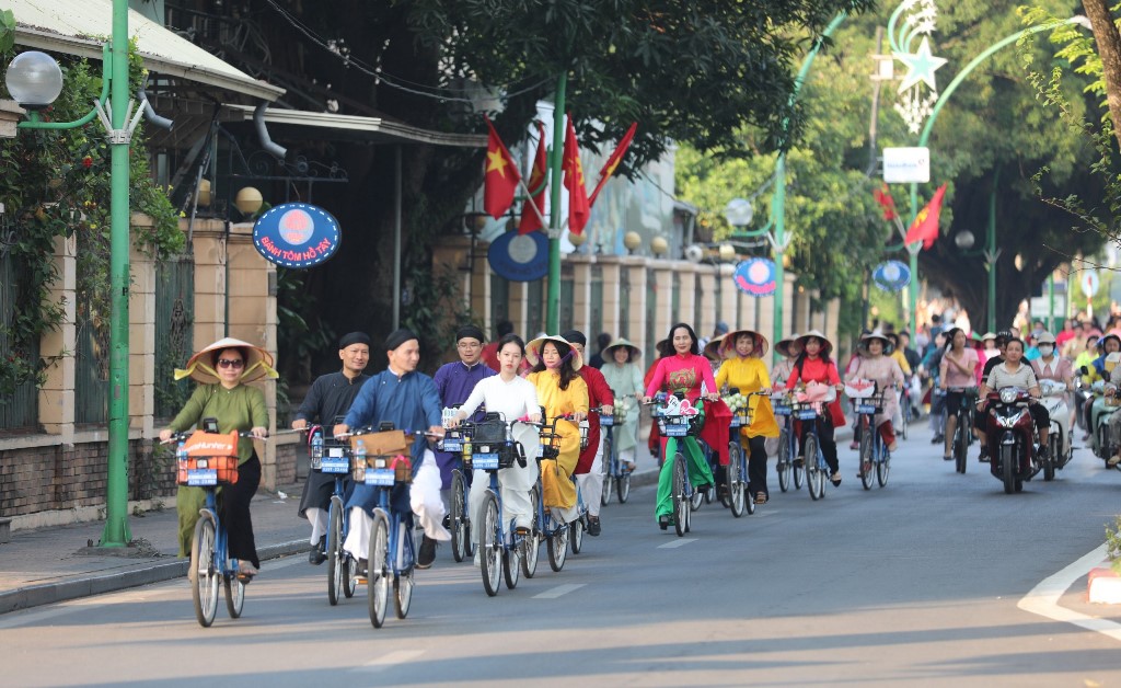 Áo dài kết nối du lịch và di sản Hà Nội