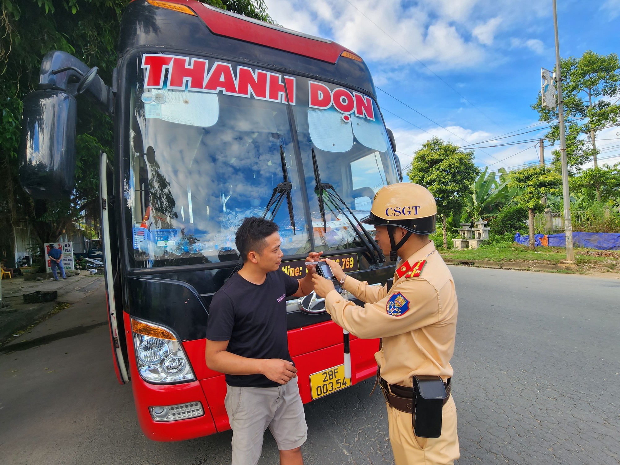 Gần 2 300 tài xế vi phạm nồng độ cồn trong ngày 2 9