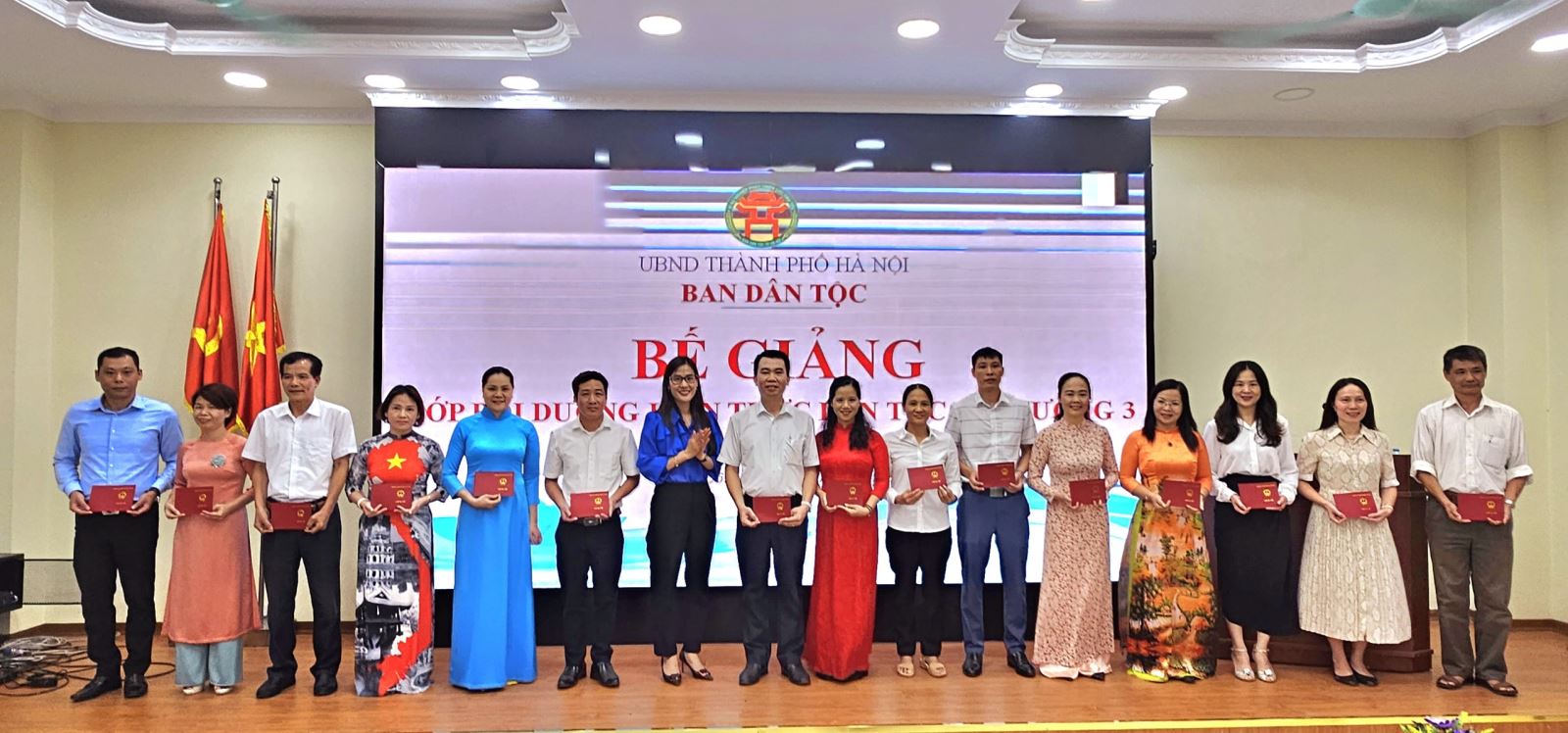 Nâng cao kiến thức cho đội ngũ cán bộ, công chức, viên chức làm công tác dân tộc