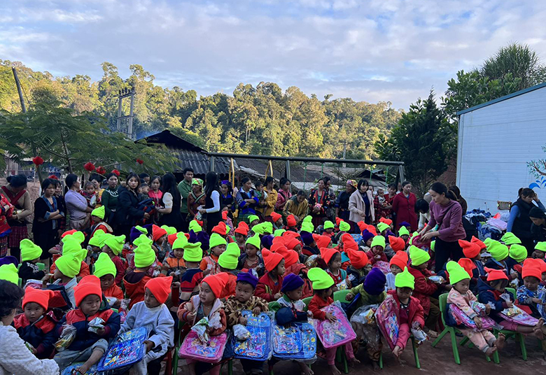 Việt Nam quan tâm hỗ trợ học tập cho học sinh dân tộc thiểu số rất ít người