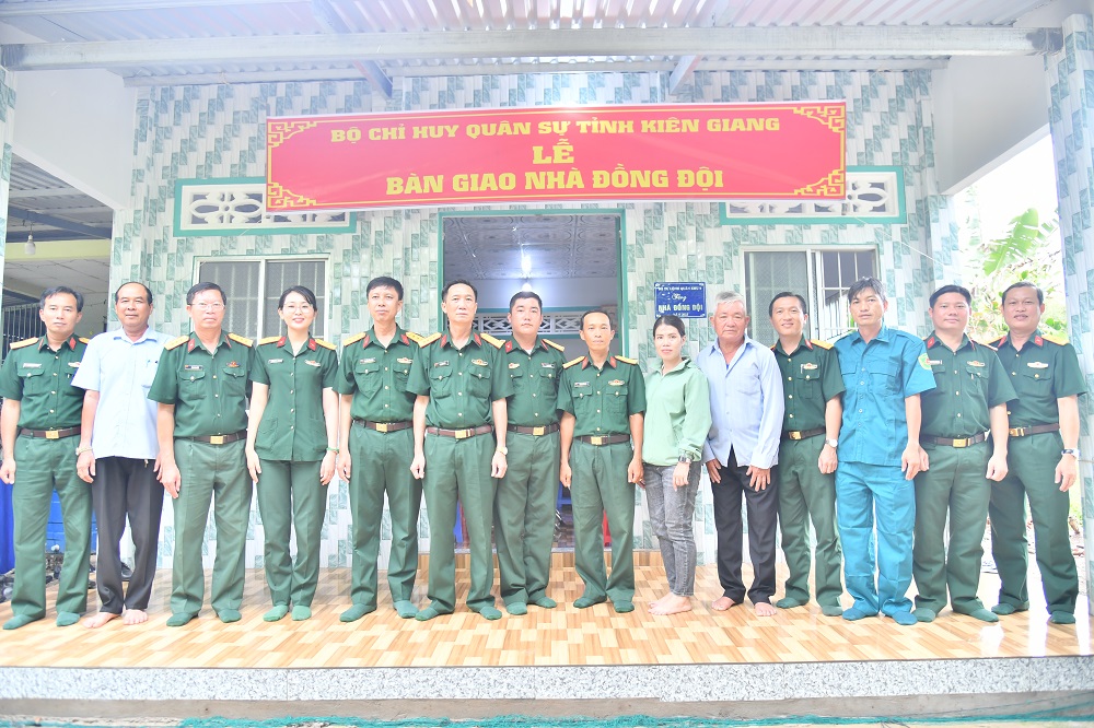 Kiên Giang Bàn giao nhà đồng đội, tặng quà gia đình quân nhân dịp 2 9