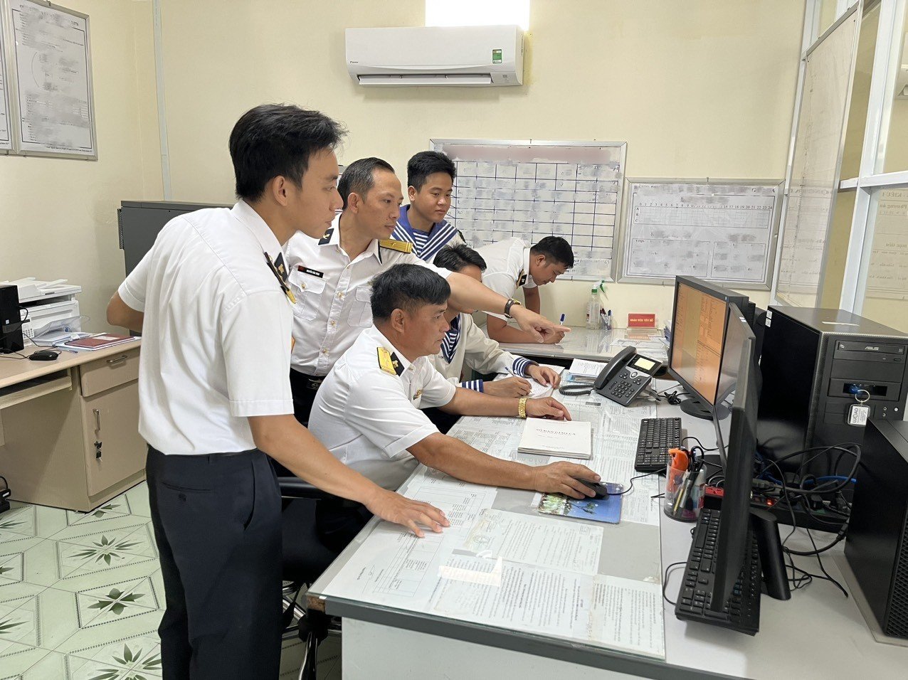 Sẵn sàng chiến đấu cao, ấm tình đồng chí, đồng đội