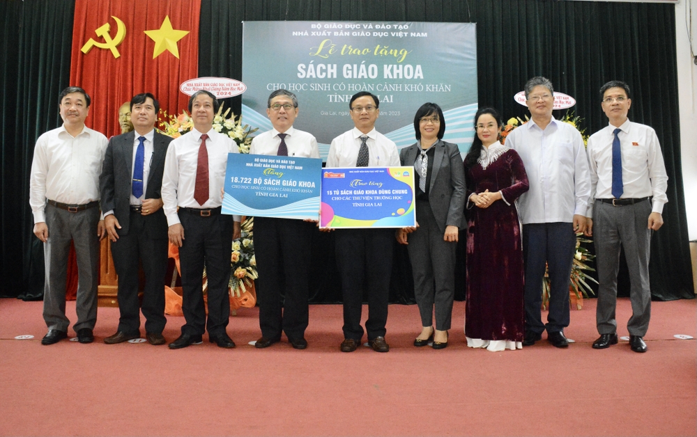 Gia Lai Trao tặng hơn 18 700 bộ sách giáo khoa cho học sinh có hoàn cảnh khó khăn