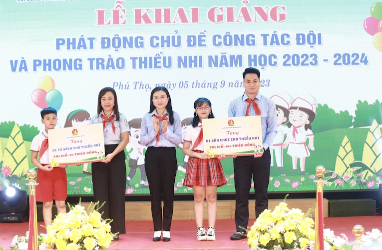 “Thiếu nhi Việt Nam; Chăm ngoan, học tốt; Tiếp bước cha anh”