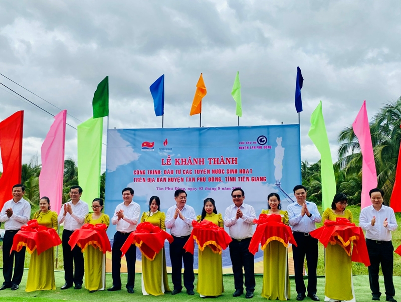 Bàn giao công trình xây dựng các tuyến ống nước sinh hoạt cho huyện Tân Phú Đông Tiền Giang