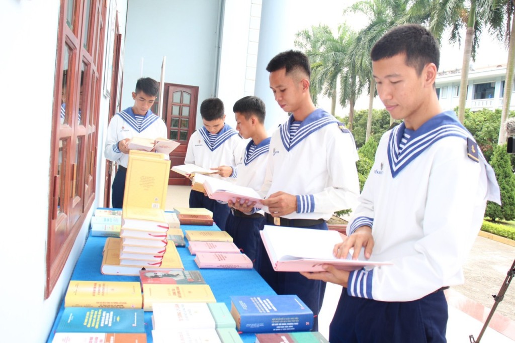 Giới thiệu cuốn sách quý về đường lối quân sự tới lực lượng Hải quân