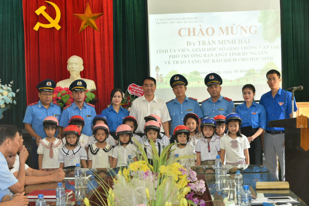 Hưng Yên Tặng mũ bảo hiểm cho học sinh Trường tiểu học Quang Hưng