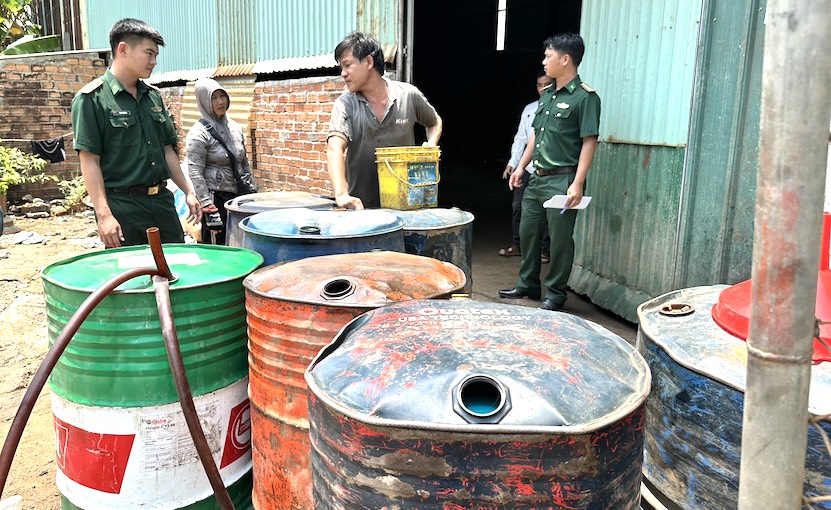 Tạm giữ hơn 2 000 lít dầu D O không rõ nguồn gốc