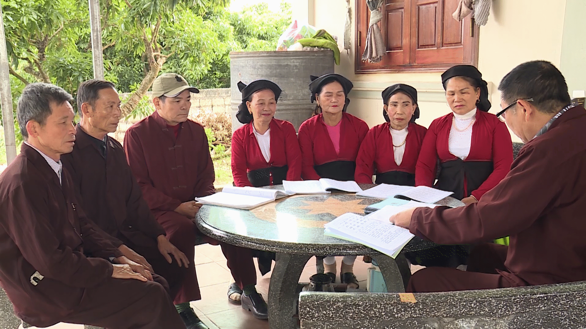 Những “cây cao, bóng cả” của thôn làng