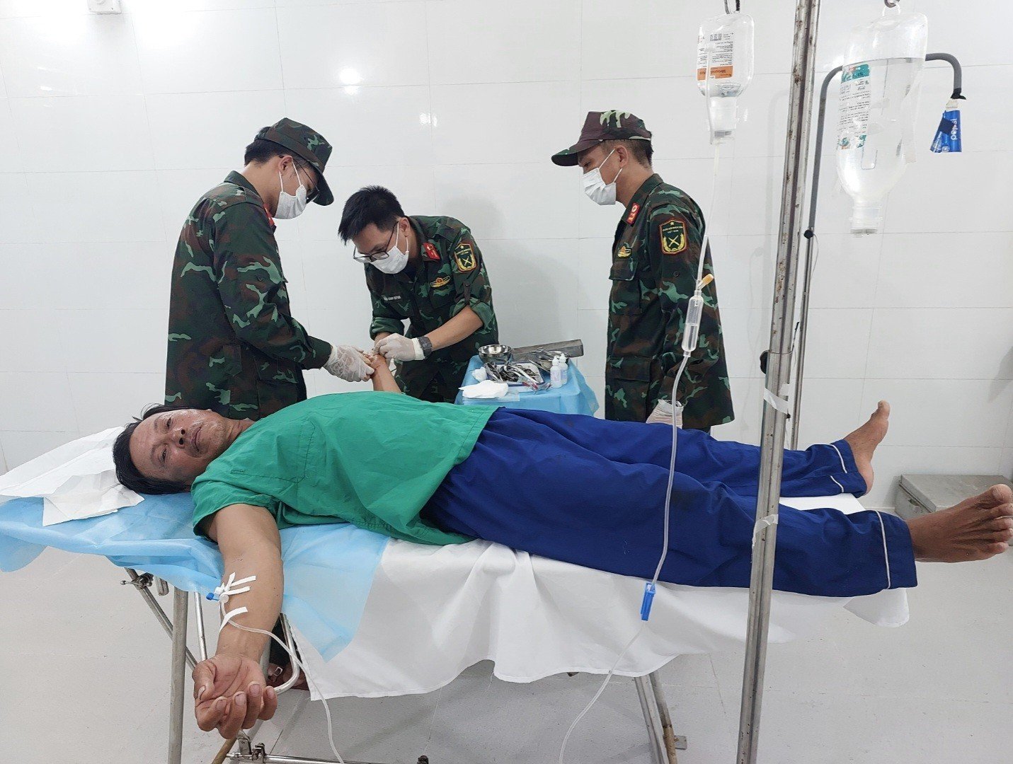 Bệnh xá Đảo Song Tử Tây và Sơn Ca cấp cứu ngư dân gặp nạn trên biển