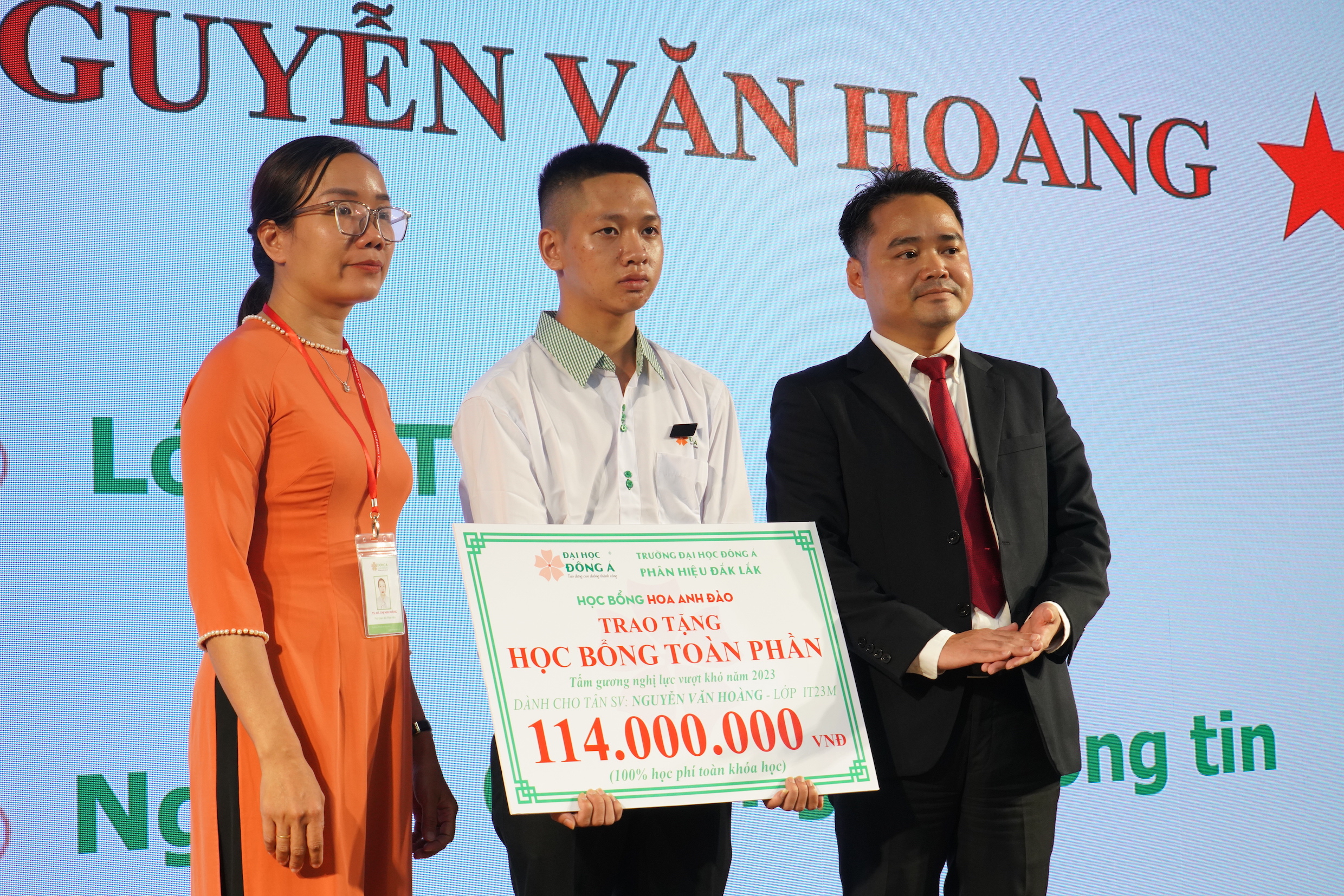 Đại học Đông Á Trao học bổng cho tân sinh viên với tổng trị giá gần 2,5 tỷ đồng