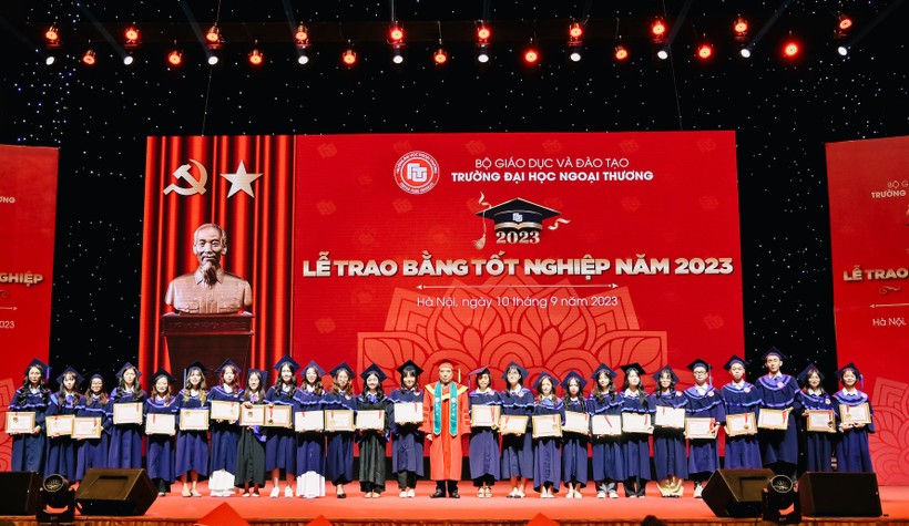 Trường ĐH Ngoại thương trao bằng tốt nghiệp cho gần 1 800 cử nhân