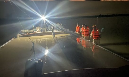 Cảnh sát đường thủy bắt giữ 04 tàu bơm hút cát trái phép trên biển